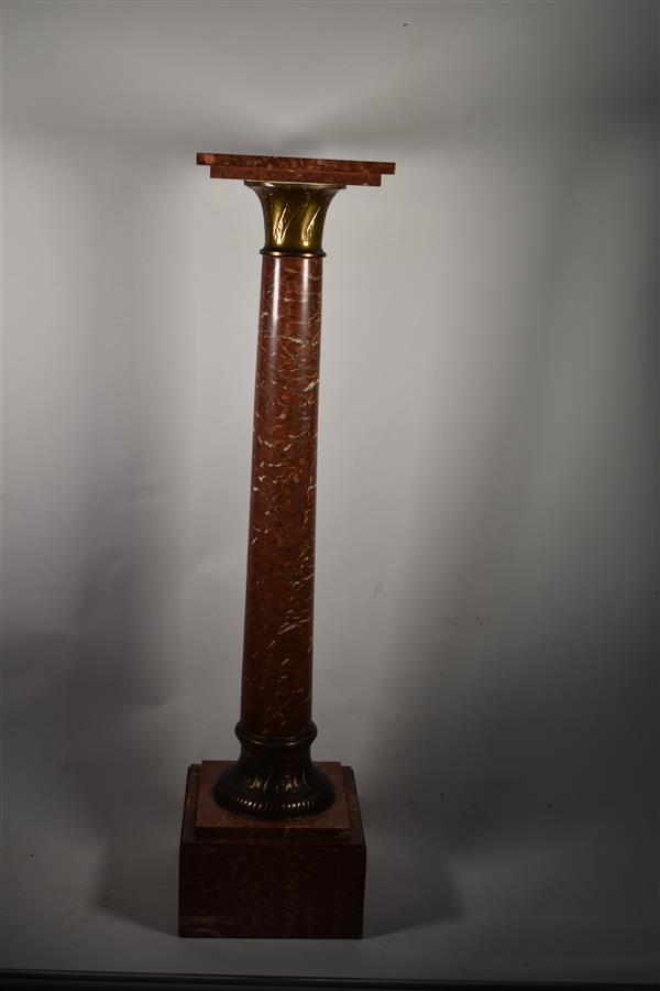 Colonne en marbre rouge veiné blanc et bronze ciselé doré, H. 106 cm ; P. 26 cm et [...] - Image 2 of 5