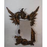 Dragon en bois sculpté doré retenant un miroir sculpté biseauté, Haut. totale 103 [...]