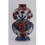 Chine (porcelaine) Vase double gourde représentant un papillon mangeant une grenade, [...]