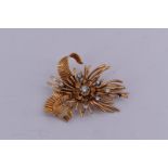 Broche plume en or sertie de 7 diamants taillés en brillant Circa 1950. - Poids [...]