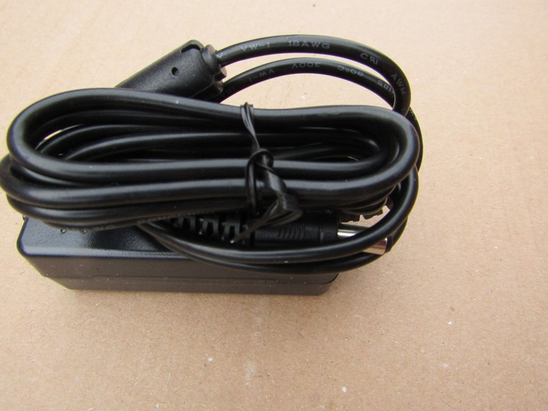 40 x 5V dc Power Supply for Laptop, Netbook or Notebook, 2.5A, 2-Pin - B714 435869