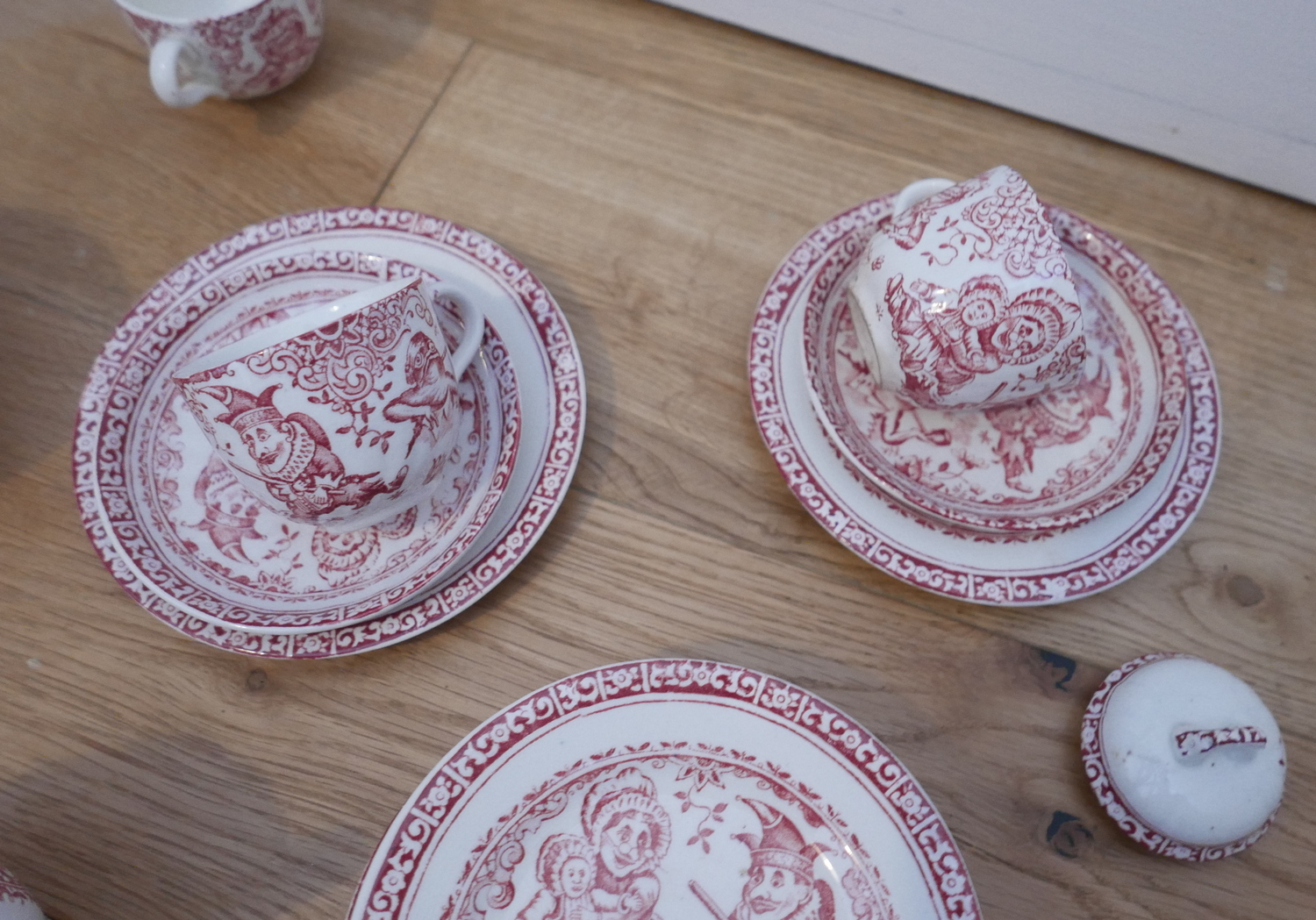 Antique Allertons Punch and Judy Childs Crockery Set -Plates-Saucers-Cups-Jug-Lidded Pot etc. - Image 6 of 8
