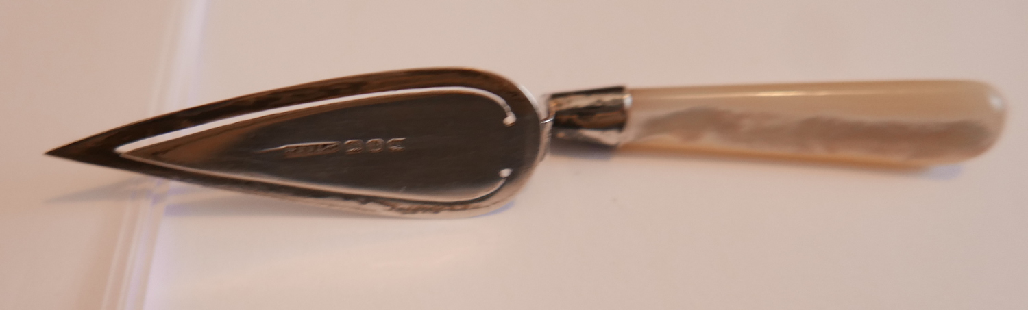 Miniature Birmingham Silver and Mother of Pearl Trowel - 110mm long. - Image 3 of 3