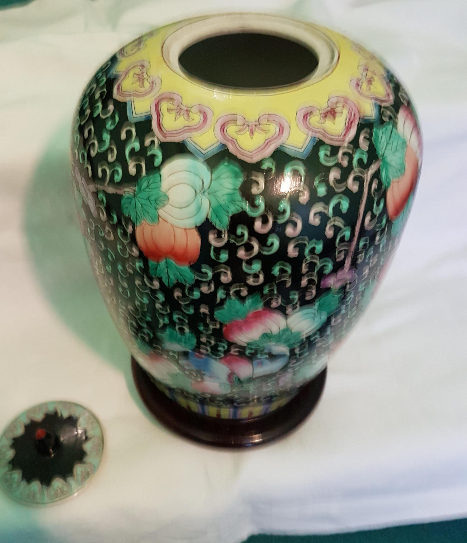 Vintage oriental lidded vase on wooden stand. Stands 28cms tall, vase only - Image 3 of 4