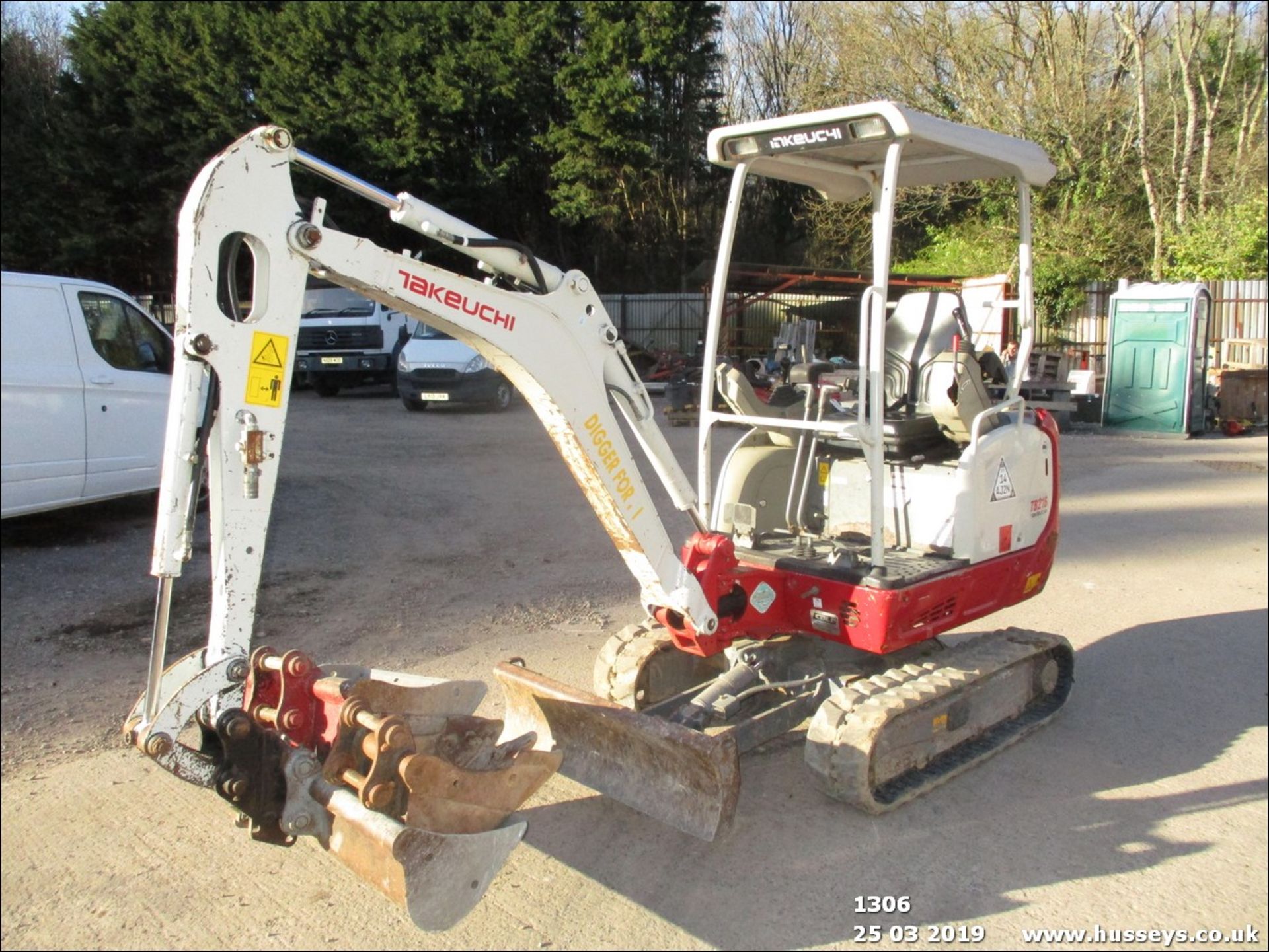 TAKEUCHI TB216 C/W 3 BUCKETS (SHOWING 2069 HRS) (YR 2014) CERT NEWNESS,V5,EXPANDING TRACKS,1 OWNER