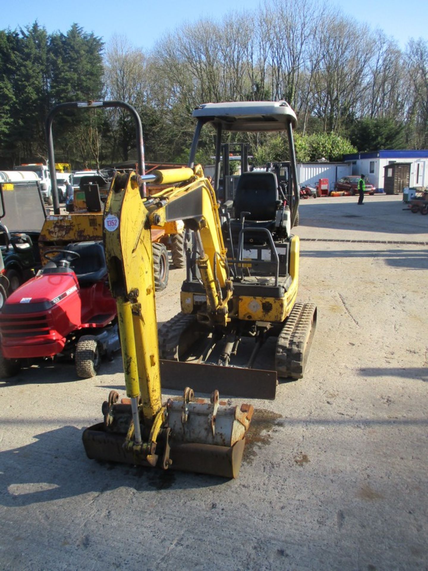 New Holland E18SR Mini Digger- 2007, 3400 hrs, 3 buckets