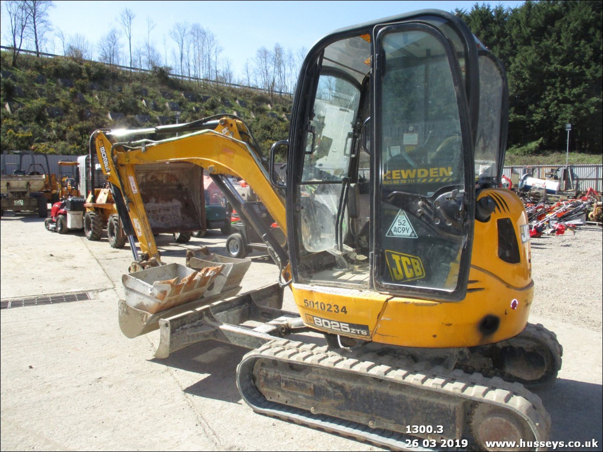 JCB 8025 ZTS EXCAVATOR C/W 3 BUCKETS, PIPIED, (YR 2011)(SHOWING 2093HRS) RUNS,DRIVES,DIGS - Image 4 of 8