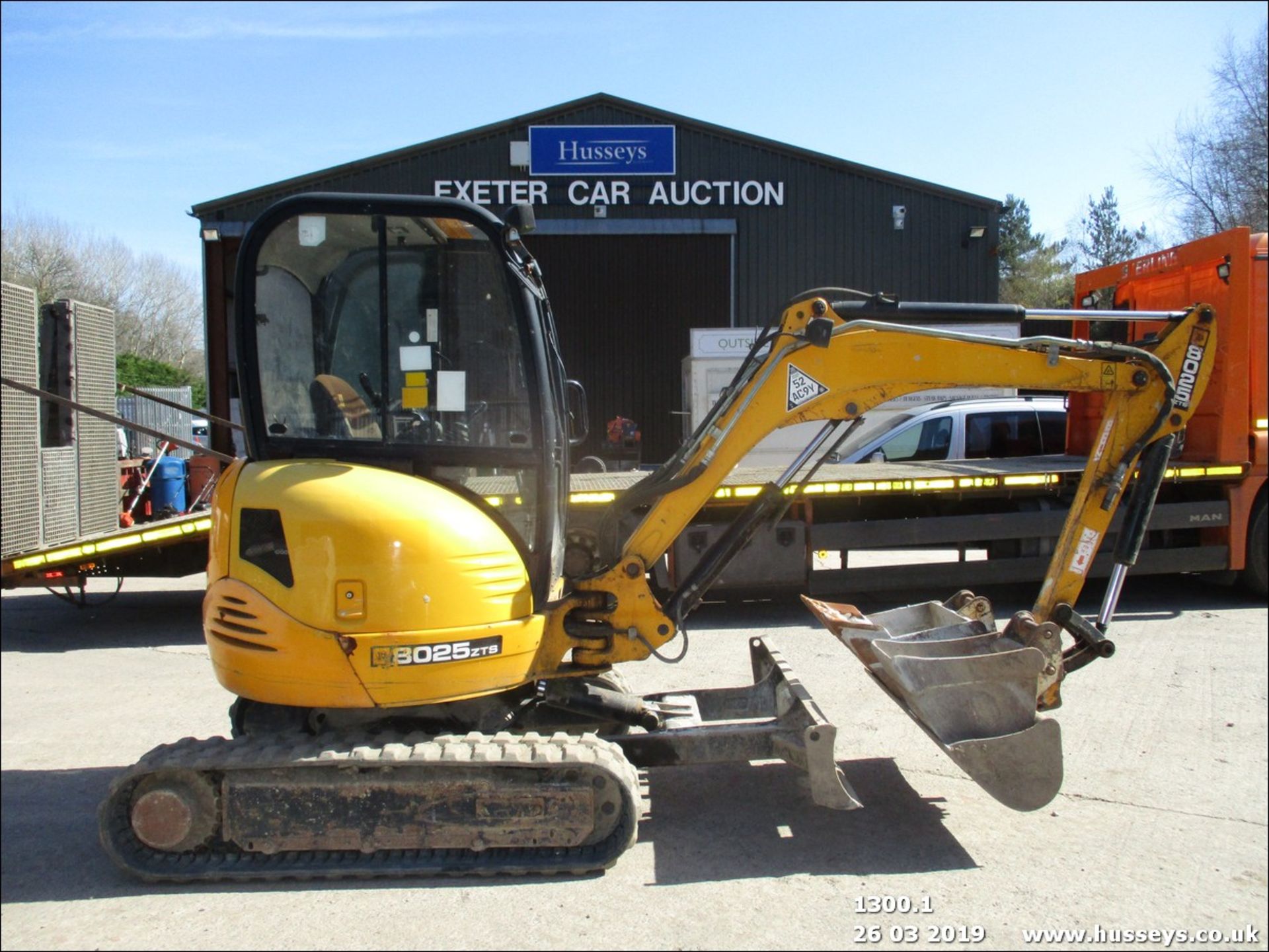 JCB 8025 ZTS EXCAVATOR C/W 3 BUCKETS, PIPIED, (YR 2011)(SHOWING 2093HRS) RUNS,DRIVES,DIGS - Image 2 of 8