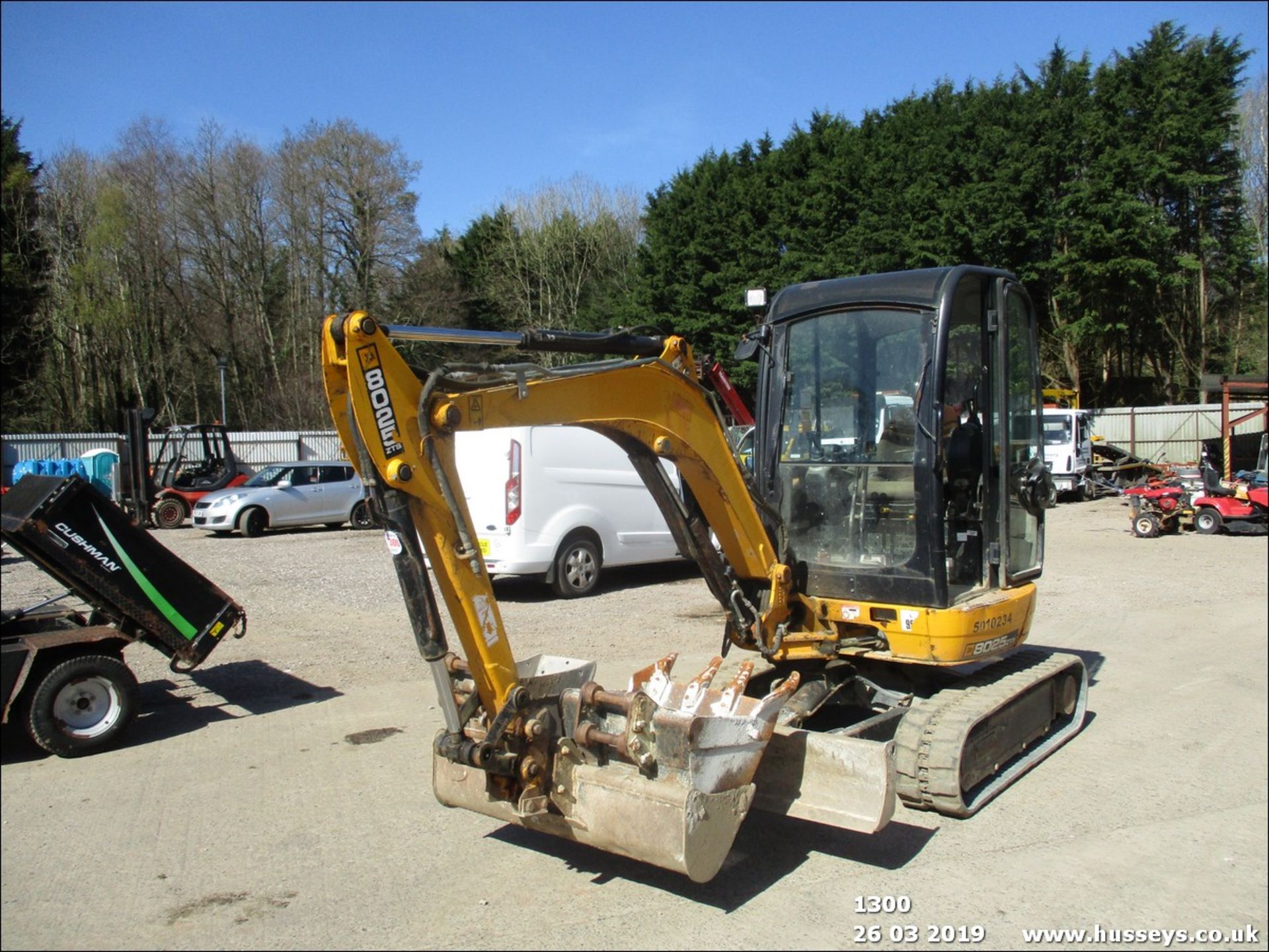 JCB 8025 ZTS EXCAVATOR C/W 3 BUCKETS, PIPIED, (YR 2011)(SHOWING 2093HRS) RUNS,DRIVES,DIGS