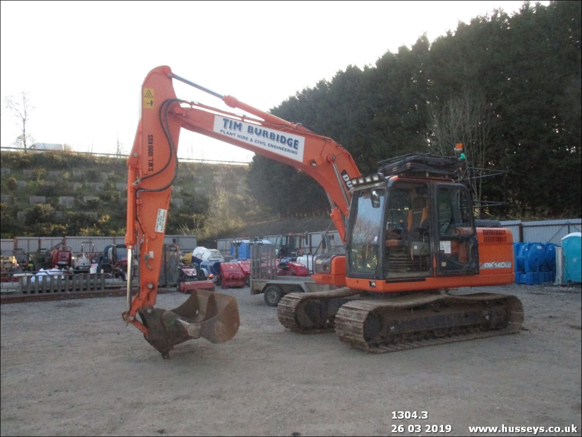 DOOSAN DX140 LC EXCAVATOR C/W GEITH HITCH, GRADING BUCKET, PIPED (YR 2012)(SHOWING 9629HRS) - Image 4 of 10