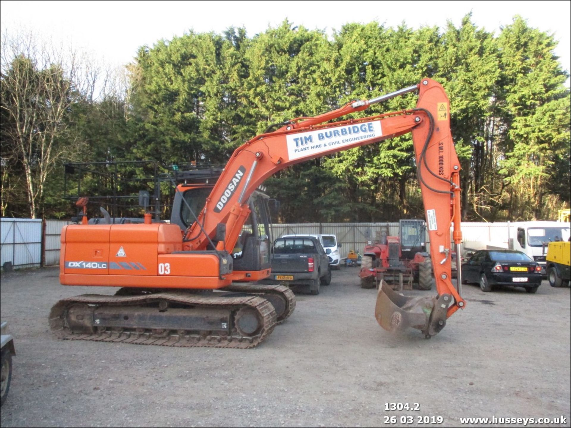 DOOSAN DX140 LC EXCAVATOR C/W GEITH HITCH, GRADING BUCKET, PIPED (YR 2012)(SHOWING 9629HRS) - Image 3 of 10