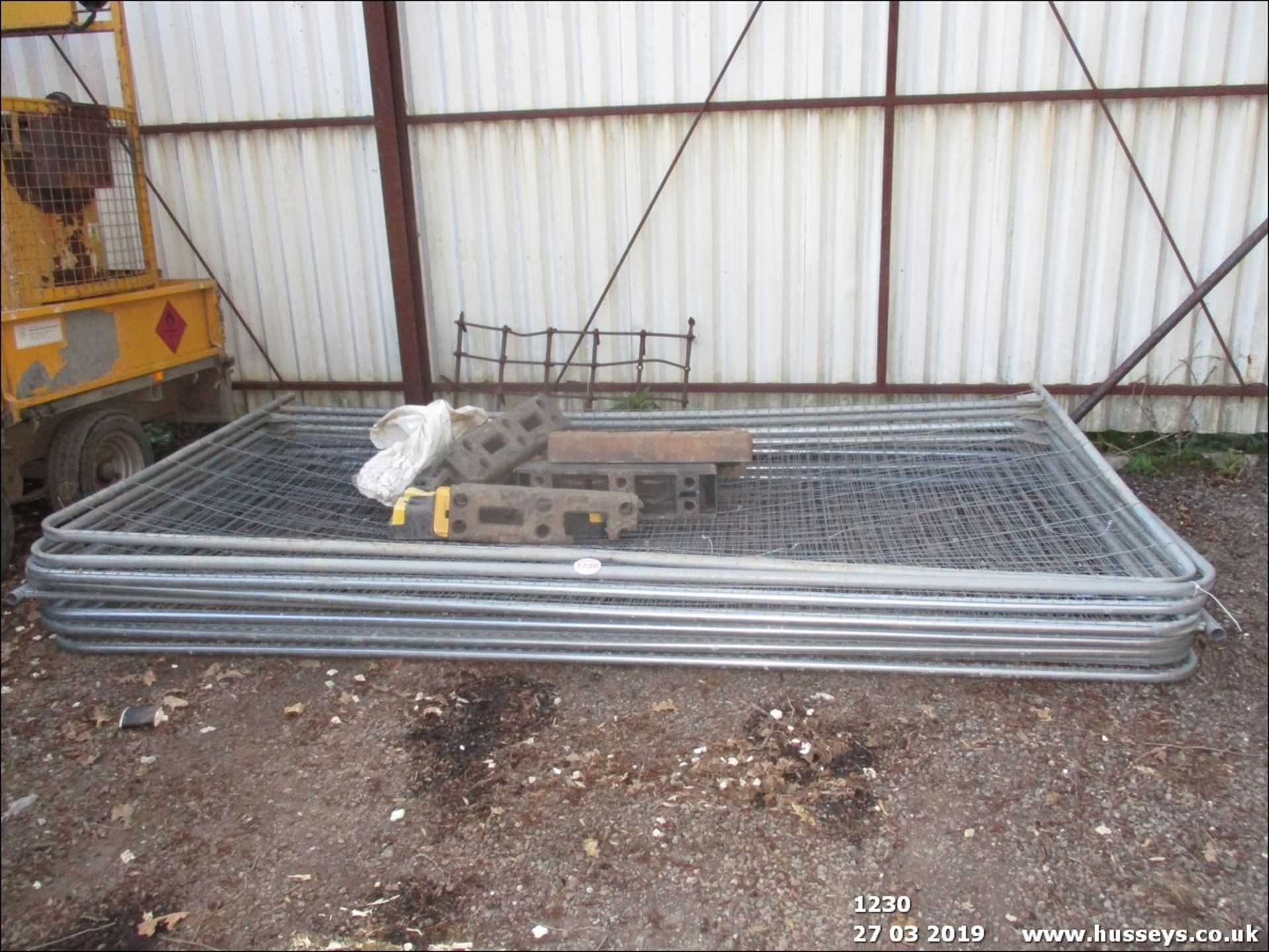 8 HERAS FENCE PANELS & FEET