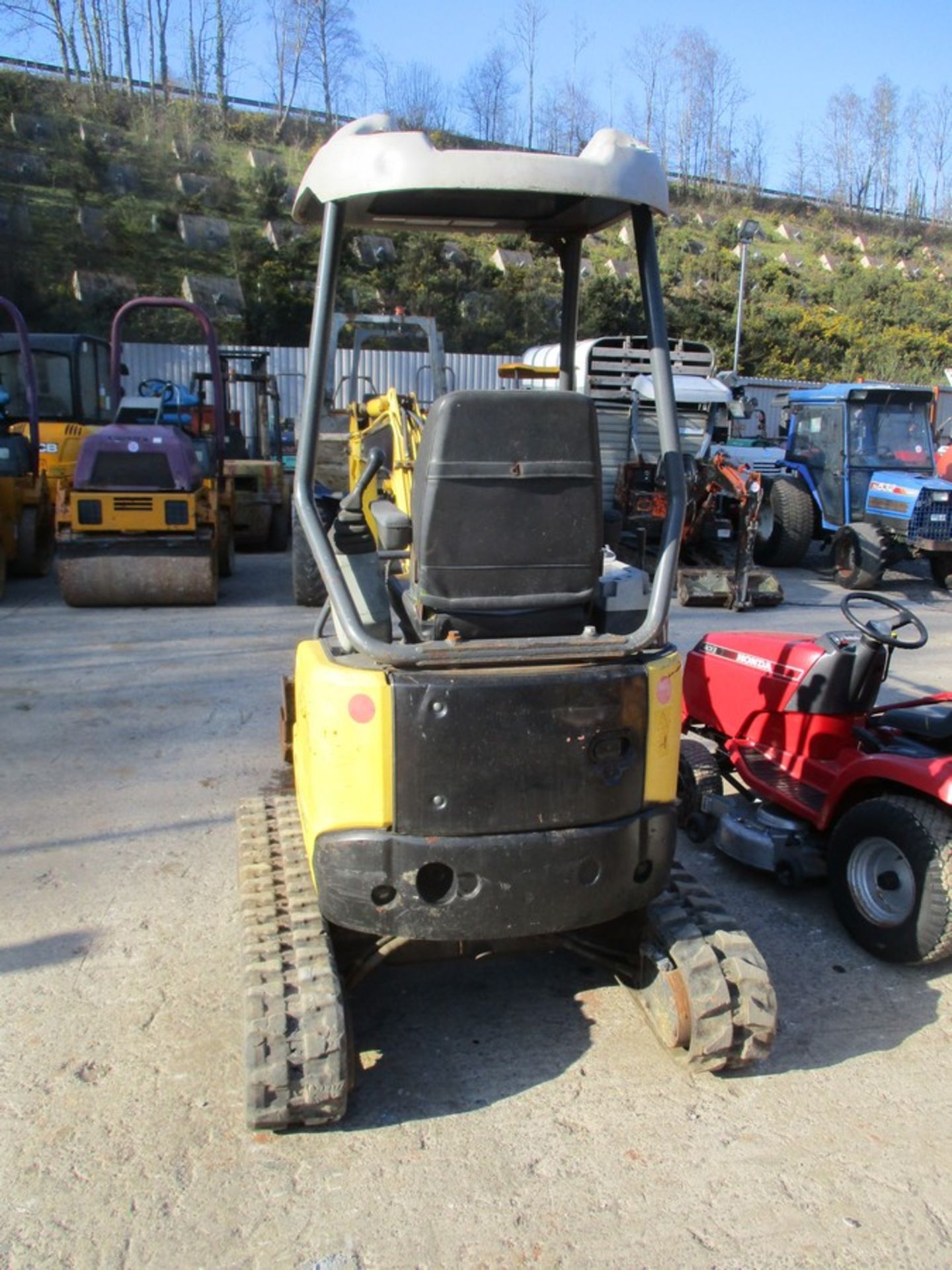 New Holland E18SR Mini Digger- 2007, 3400 hrs, 3 buckets - Image 3 of 5