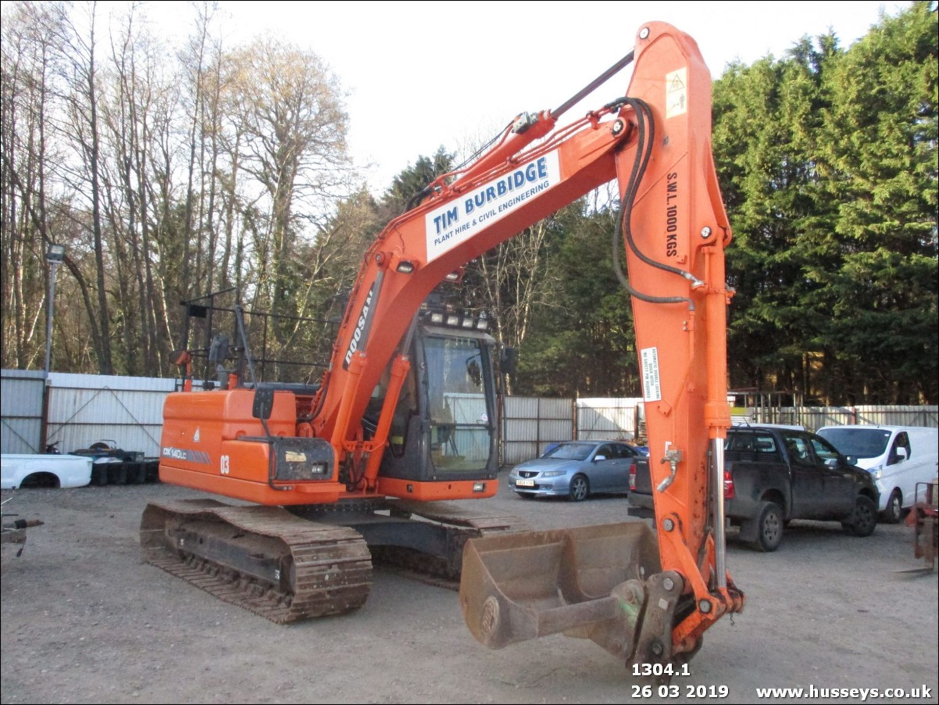 DOOSAN DX140 LC EXCAVATOR C/W GEITH HITCH, GRADING BUCKET, PIPED (YR 2012)(SHOWING 9629HRS) - Image 2 of 10