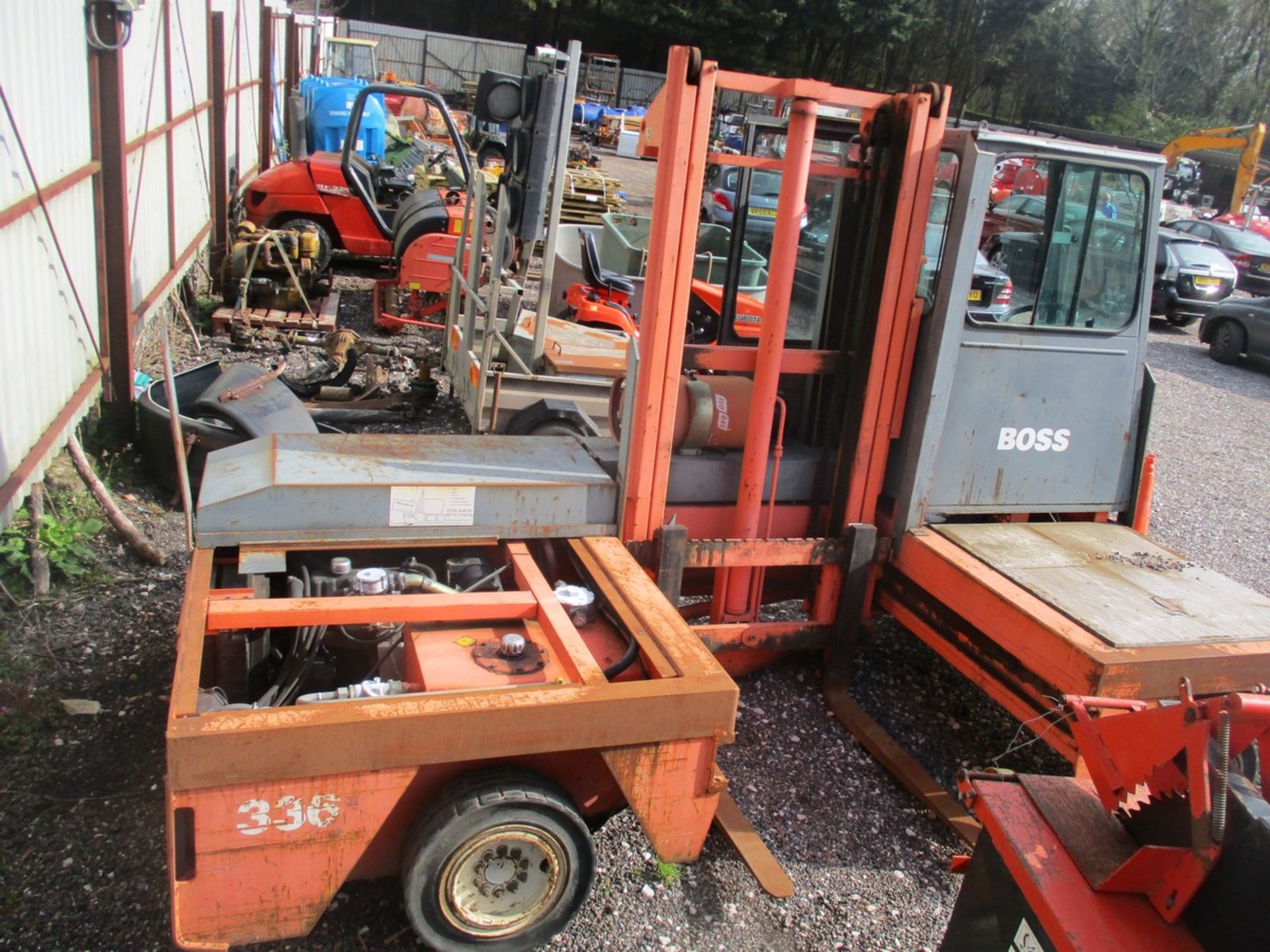 BOSS SIDE LOADING FORKLIFT RUNS DRIVES LIFTS - Image 4 of 4