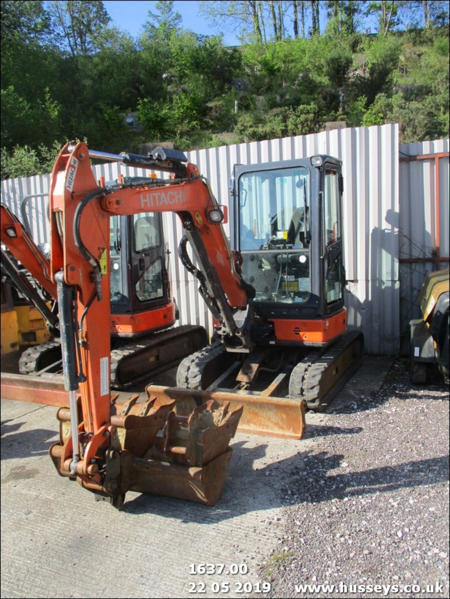 HITACHI ZAXIS 33U C/W 3 BKTS, QH, PIPED, 2014, 2351 HRS SHOWING