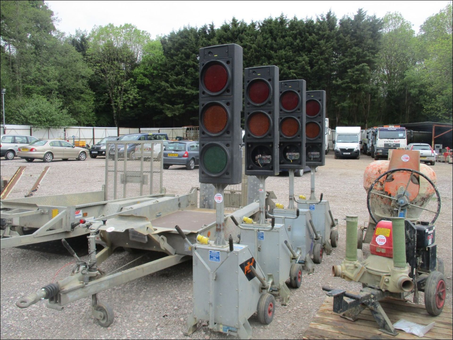 4 PIKE TRAFFIC LIGHTS 3177018