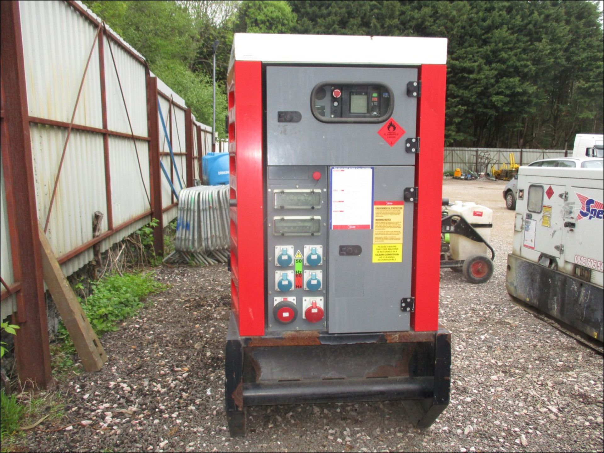 SDMO 2011 200KVA 400/230 GENERATOR JOHN DEERE 6 CYL ENGINE RUNS & MAKES POWER - Image 3 of 6