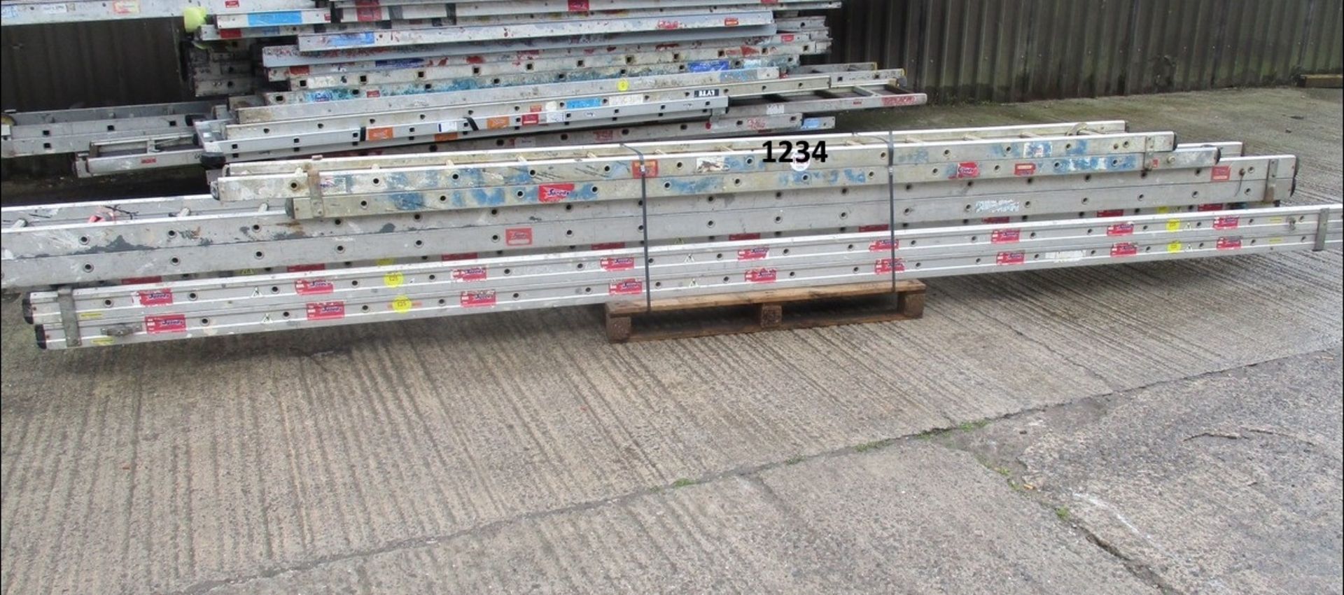 3 EXTENDING LADDERS 09/0150434048