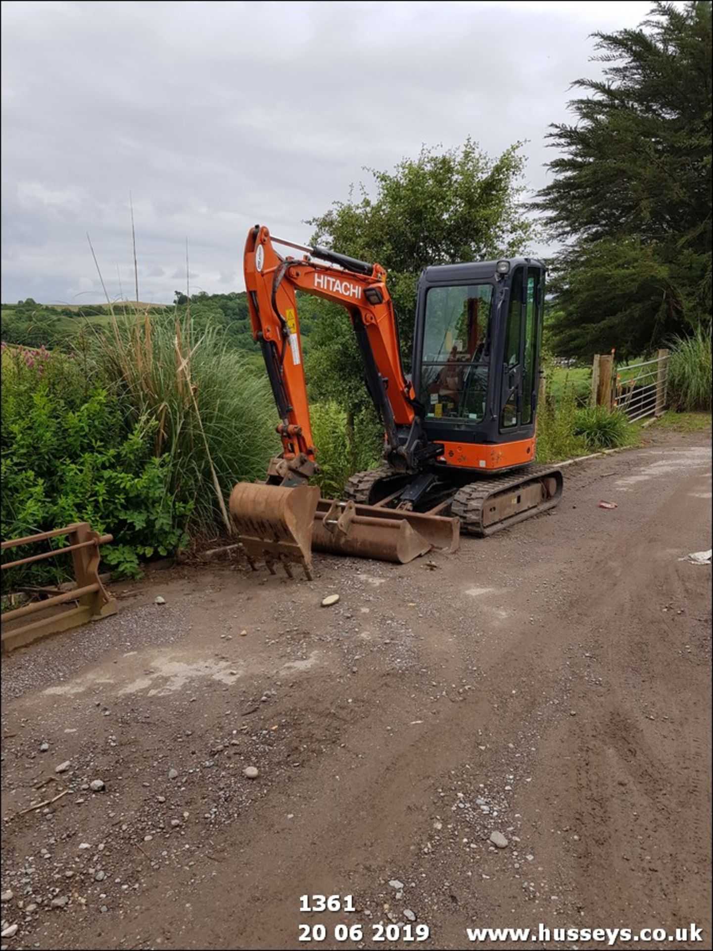 HITACHI ZX29U-3CLR MINIDIGGER 2010 4725 hrs c/w 4 buckets - Image 2 of 15