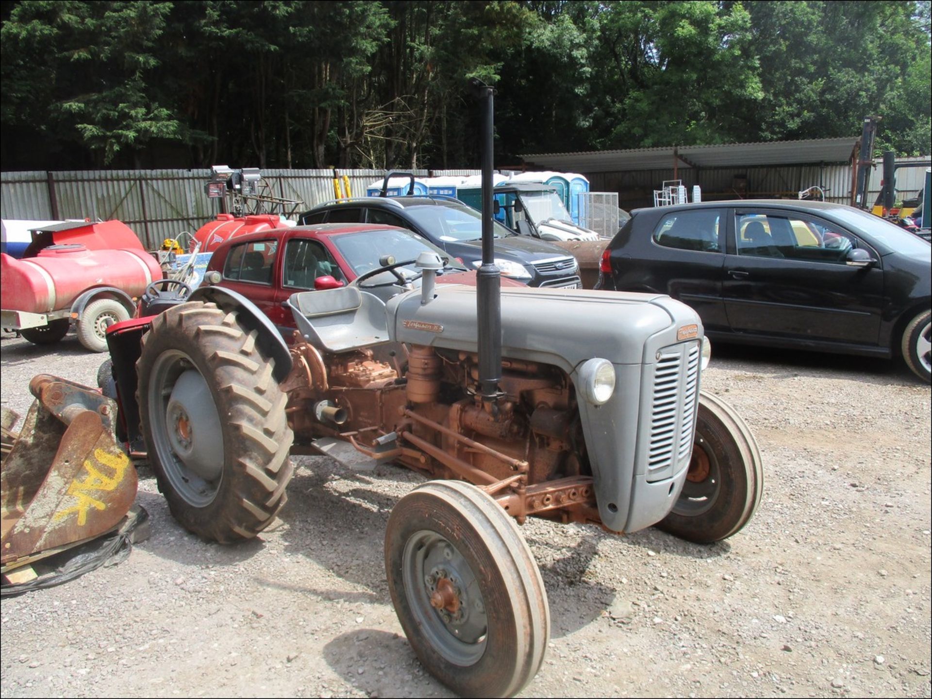 FERGUSON FE35 4 CYLINDER TRACTOR 0133HRS 686 YUL C/W V5, 1ST REG DEC 1957 STARTS RUNS DRIVES - Image 7 of 7