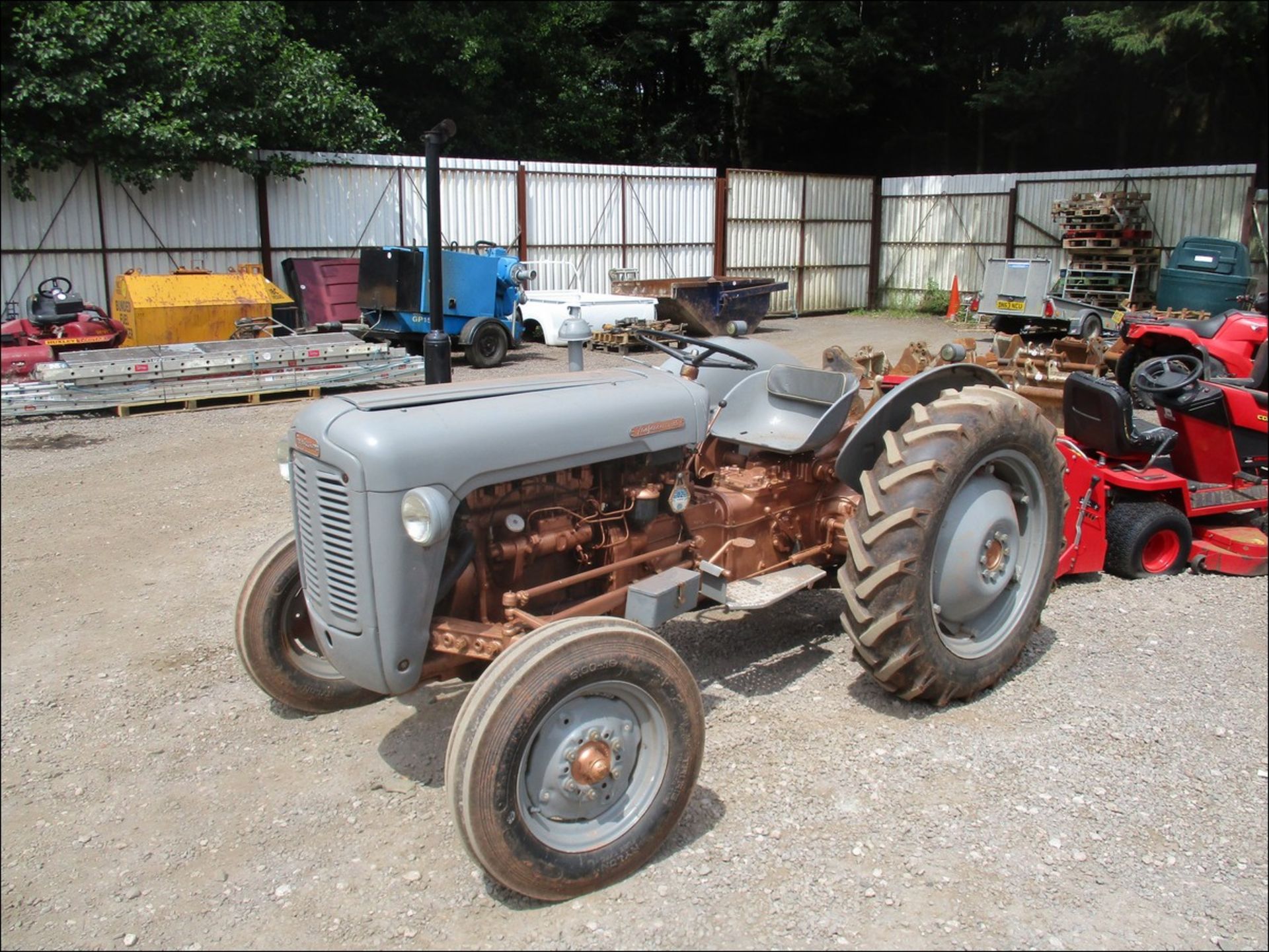 FERGUSON FE35 4 CYLINDER TRACTOR 0133HRS 686 YUL C/W V5, 1ST REG DEC 1957 STARTS RUNS DRIVES - Image 6 of 7