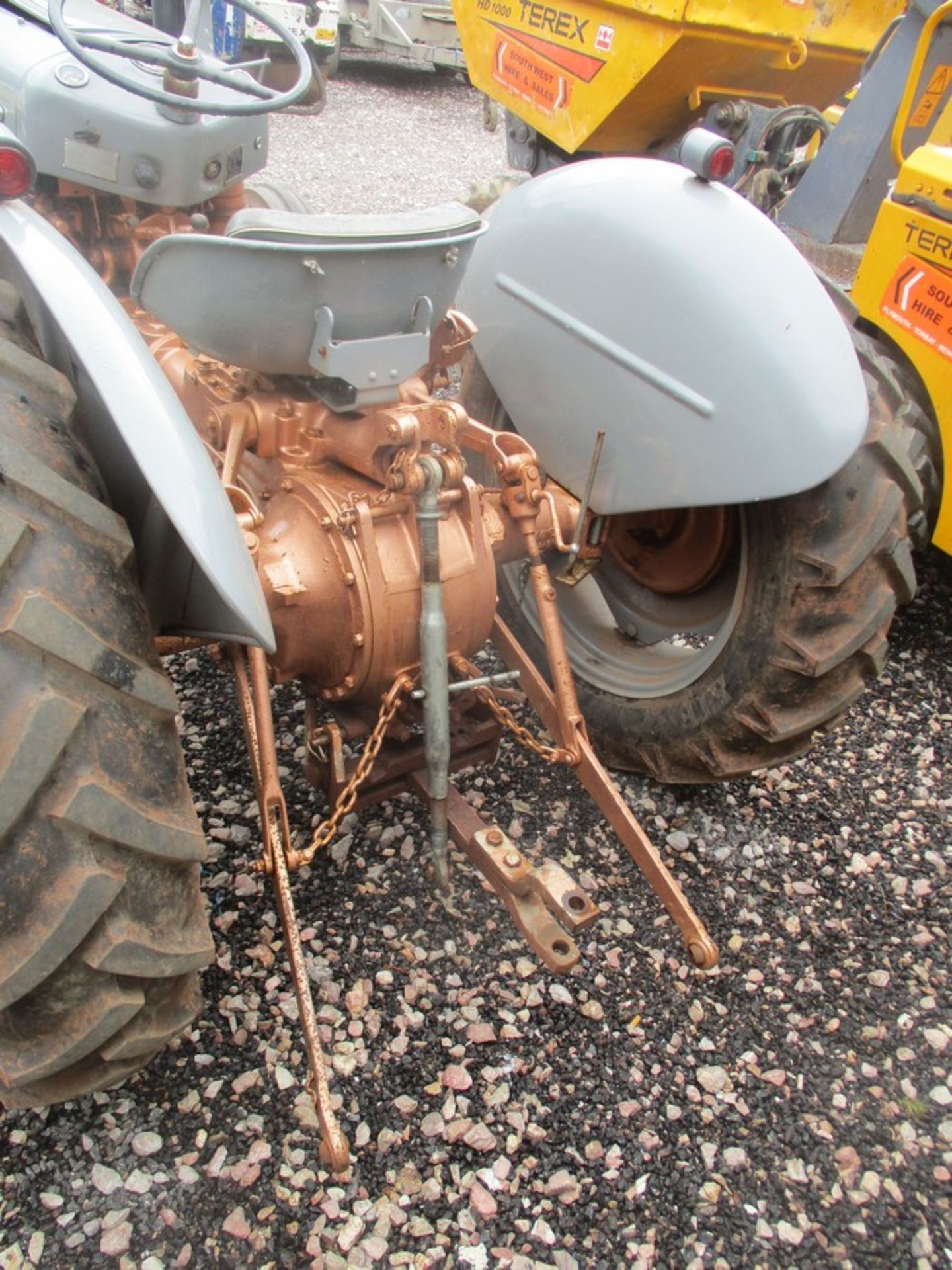 FERGUSON FE35 4 CYLINDER TRACTOR 0133HRS 686 YUL C/W V5, 1ST REG DEC 1957 STARTS RUNS DRIVES - Image 3 of 7