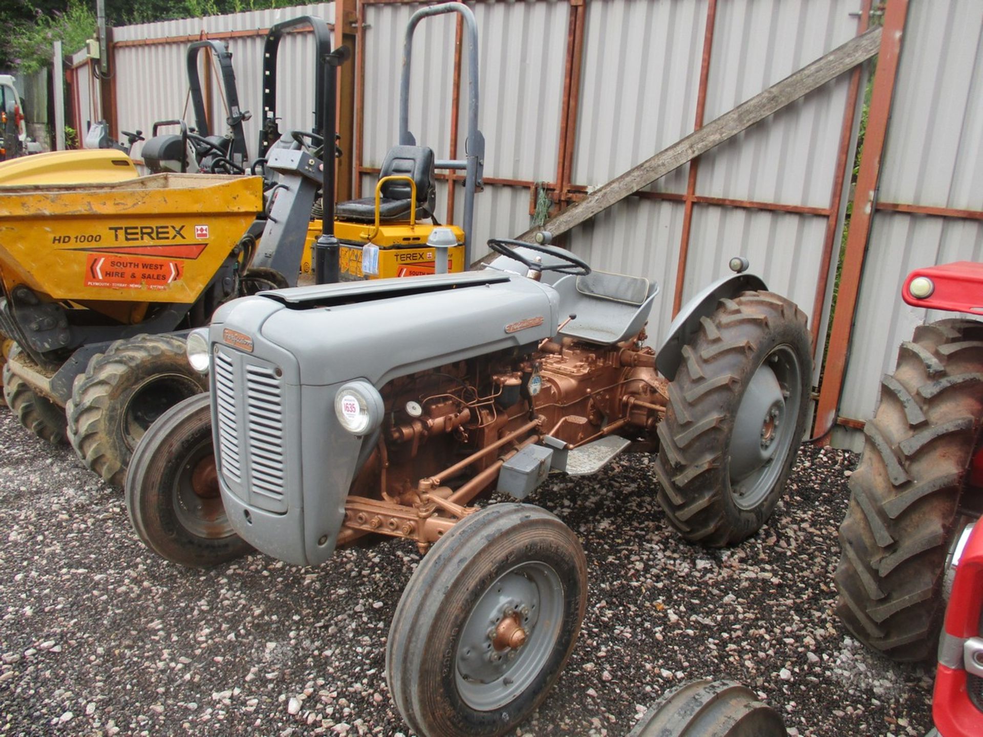 FERGUSON FE35 4 CYLINDER TRACTOR 0133HRS 686 YUL C/W V5, 1ST REG DEC 1957 STARTS RUNS DRIVES