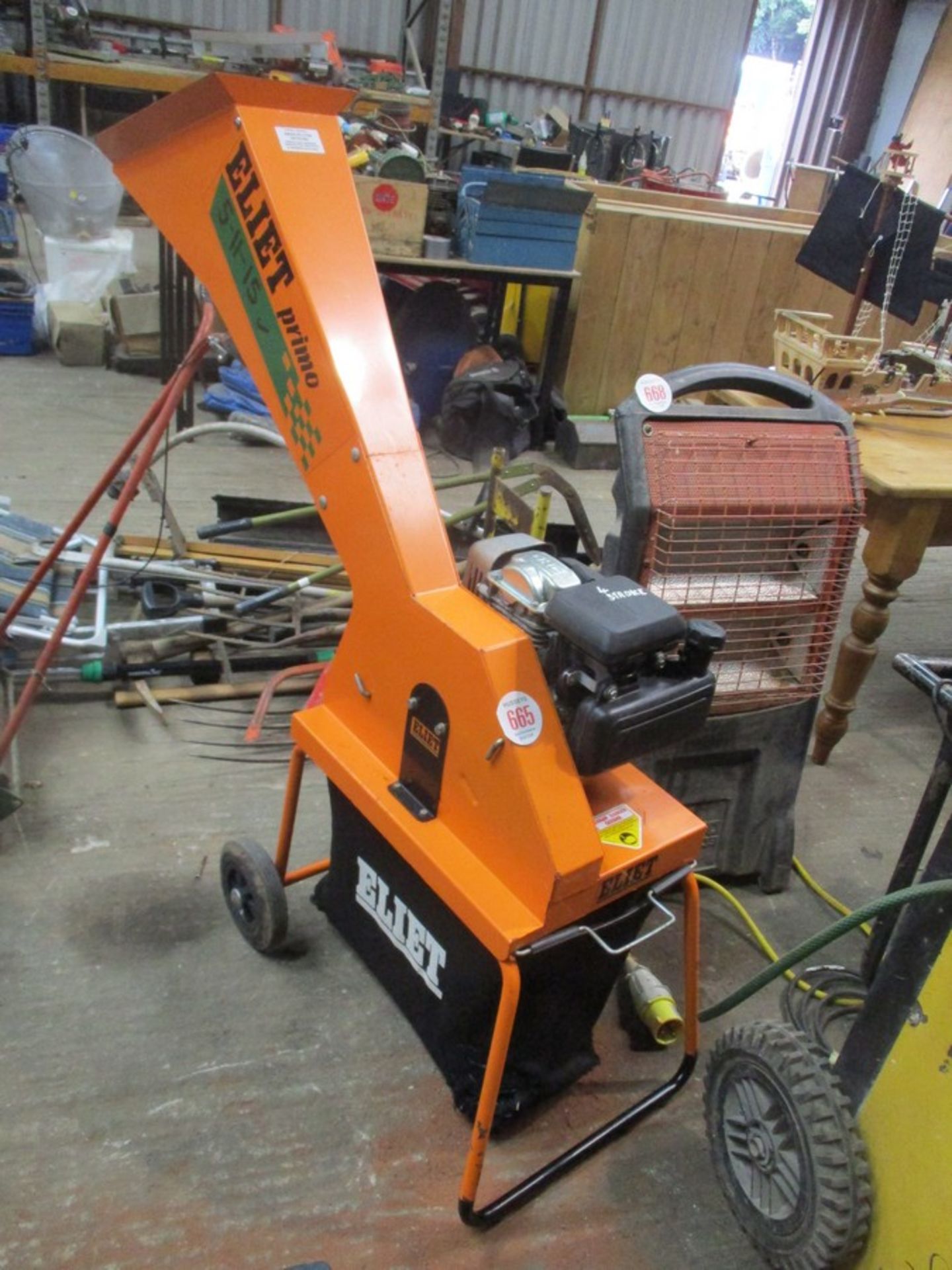 ELIET CHIPPER SHREDDER WITH HONDA 4 STROKE ENGINE. RUNS AND SHREDS