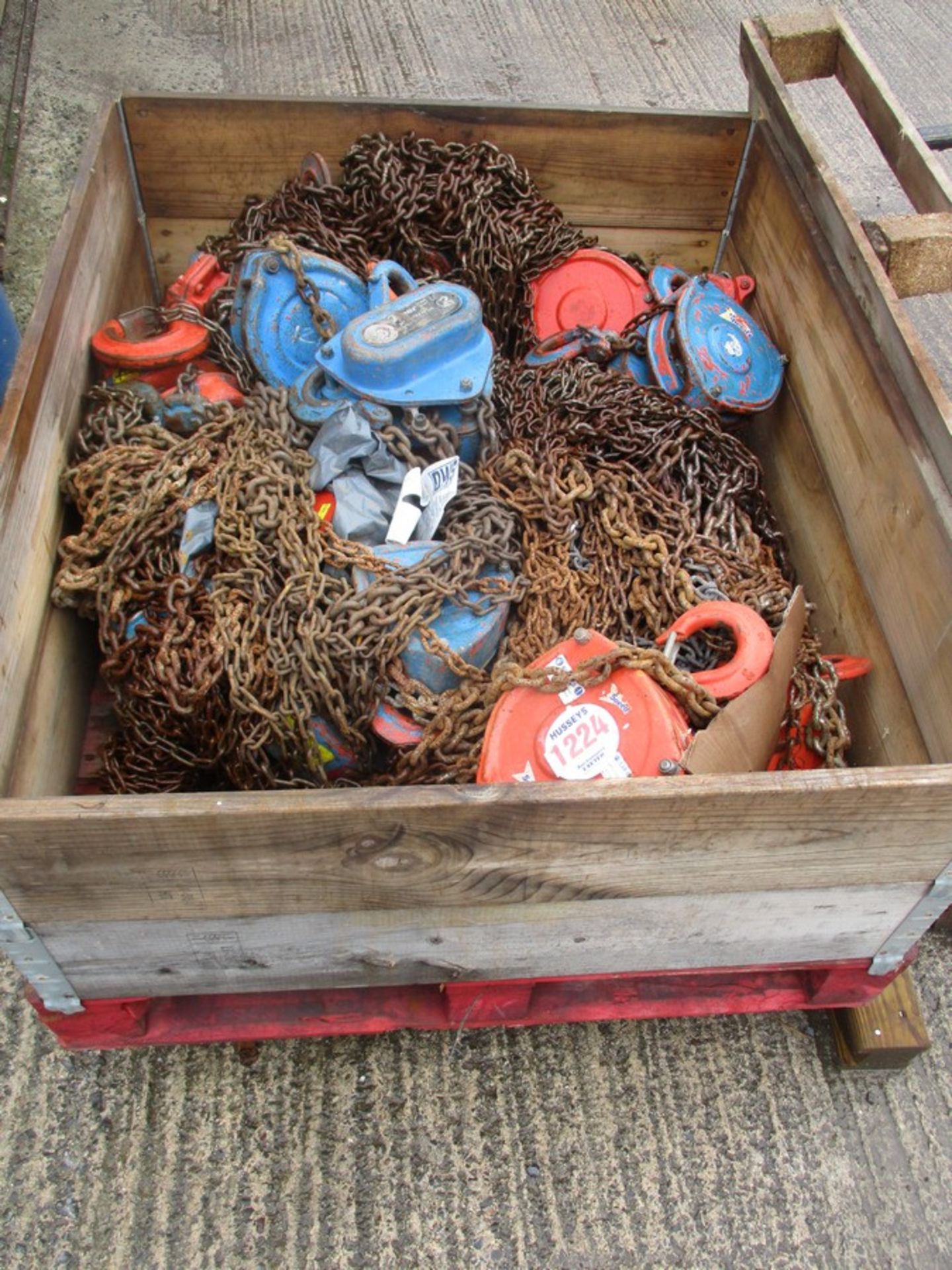 PALLET OF CHAIN HOISTS