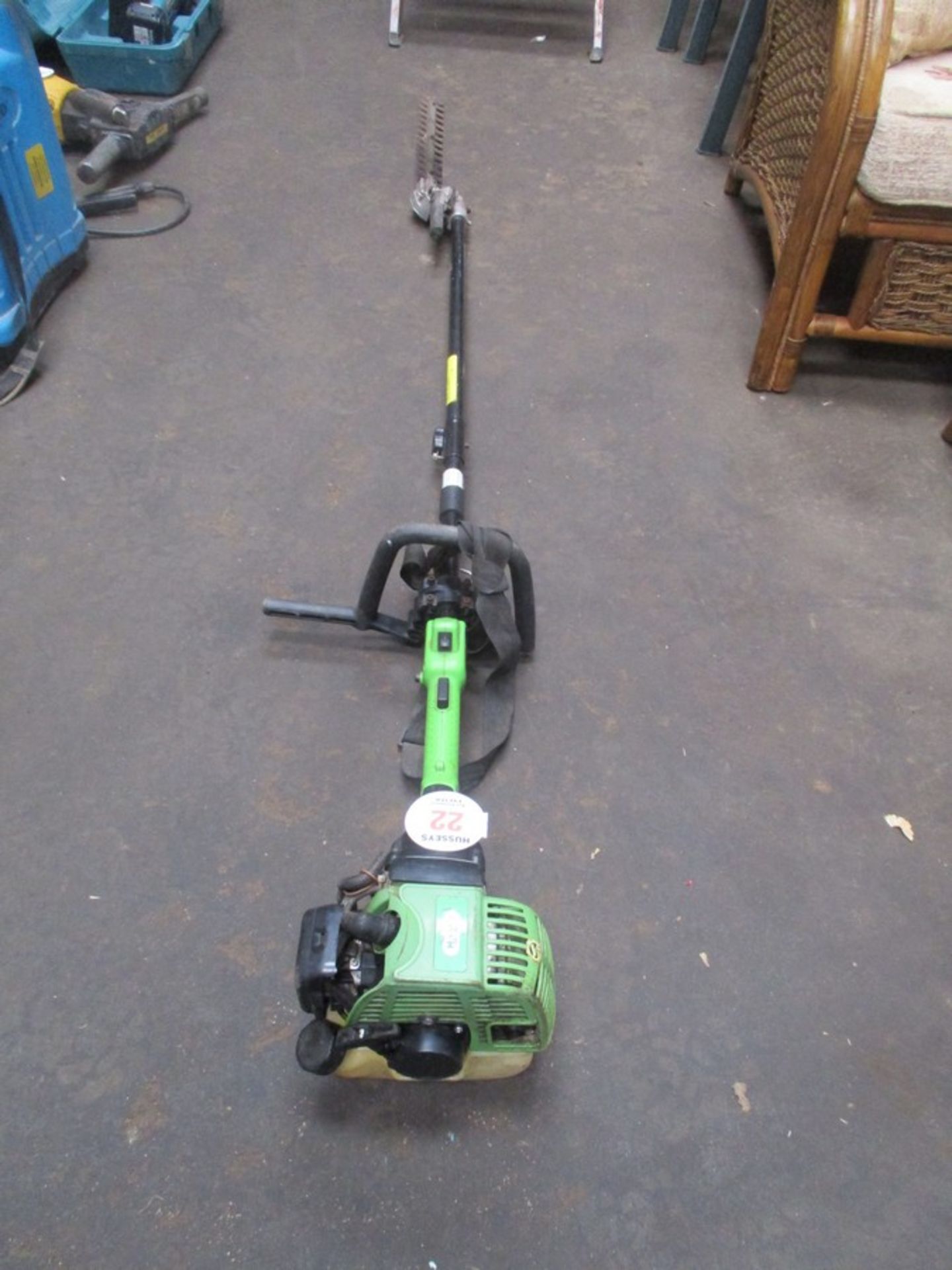 LONG REACH HEDGE TRIMMER - Image 2 of 2