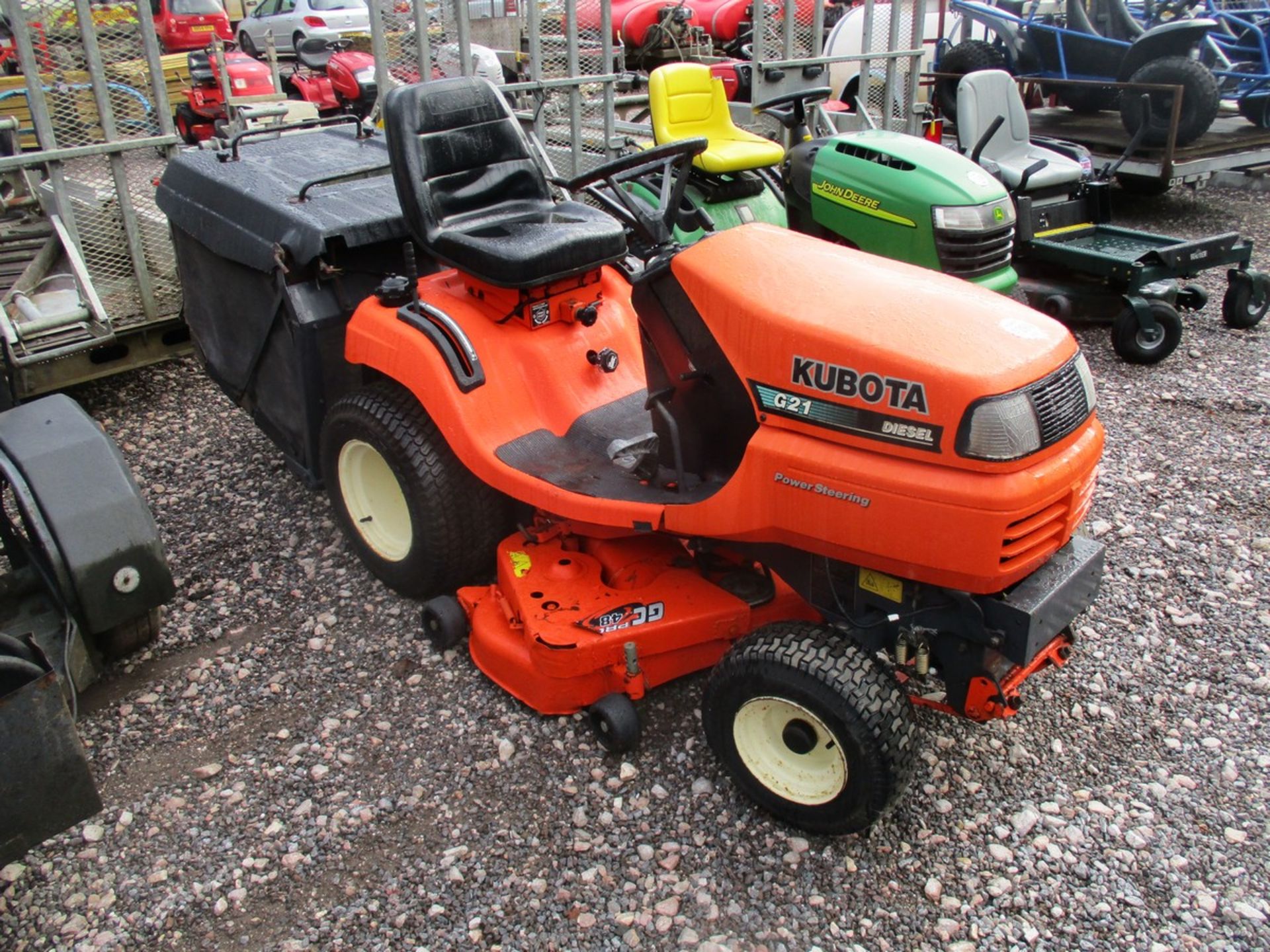 KUBOTA G21 DIESEL MID MOUNTED MOWER C/W COLLECTOR (KEY) - Bild 2 aus 4