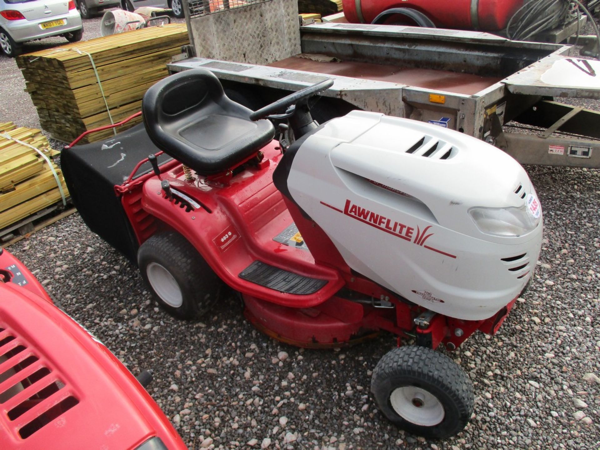 LAWNFLITE RIDE ON MOWER C/W COLLECTOR - Bild 2 aus 3