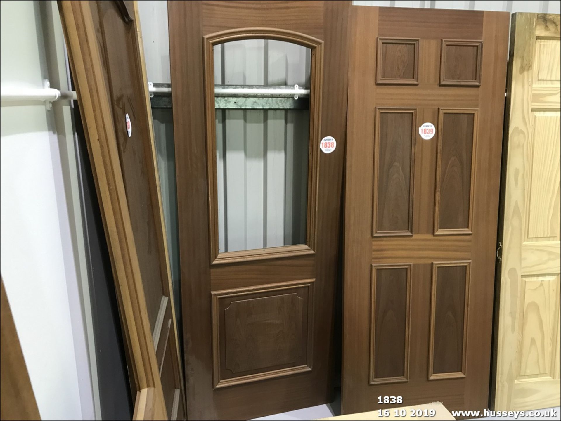 INTERNAL SAPELE VENEER FEATURE DOOR 2FT 6INS X 6FT 6INS 762 X 1981 MM