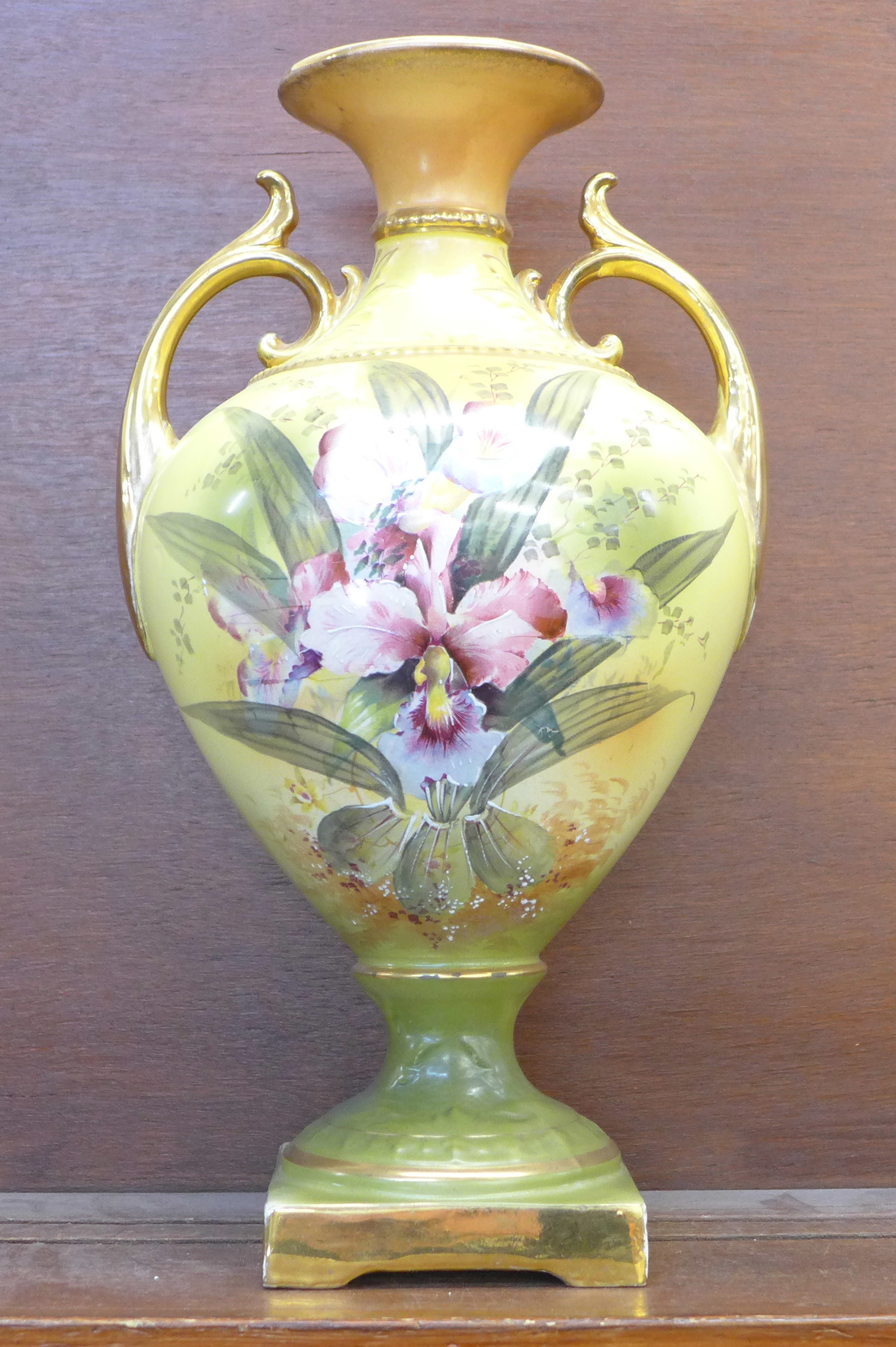 A hand decorated continental vase, 39.