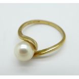 A 9ct gold and pearl ring, 3.