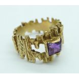 A yellow metal and amethyst ring, 7.