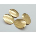 A pair of 9ct gold cufflinks, 5.