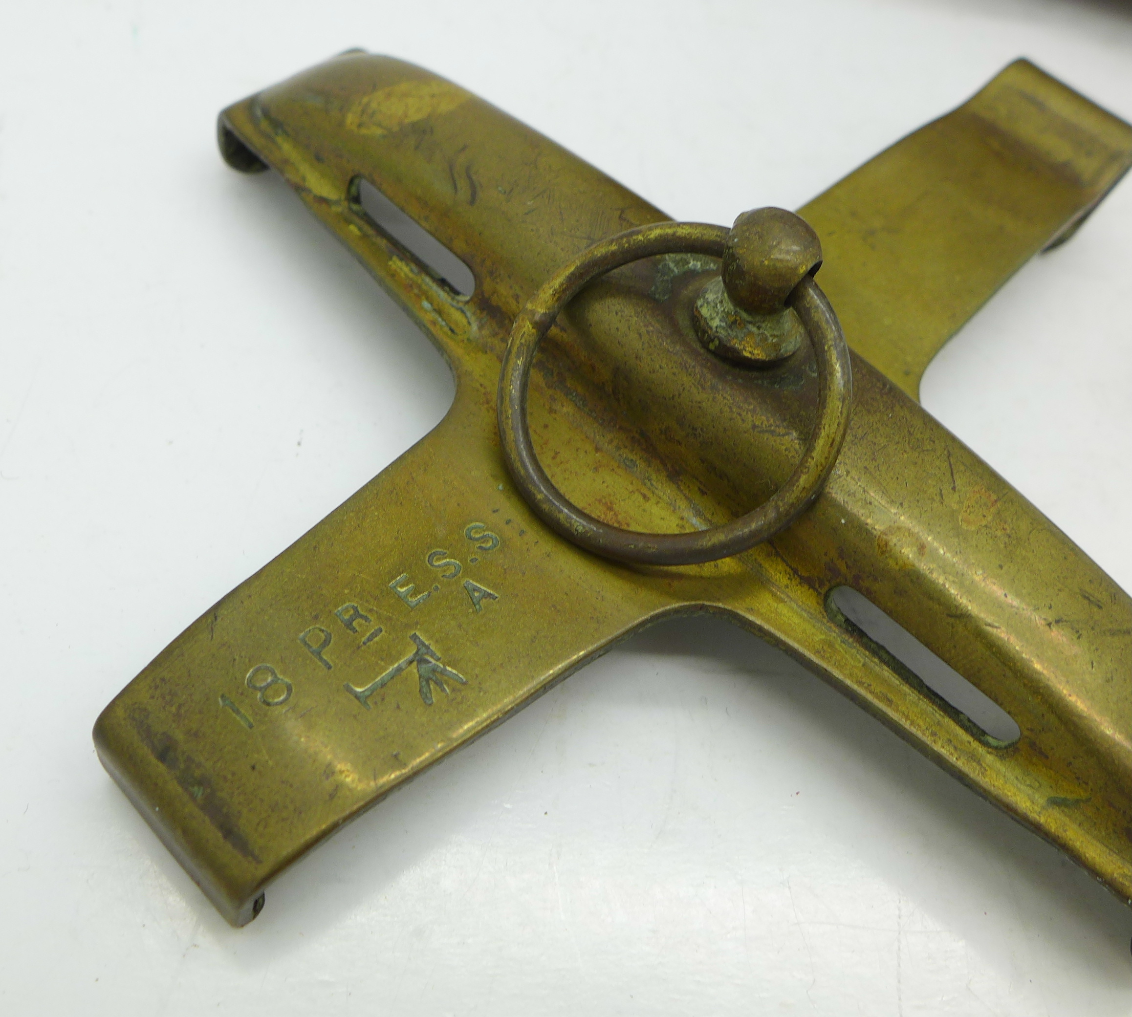 Two WWI British 18 pounder brass safety clips in a leather pouch - Image 2 of 4