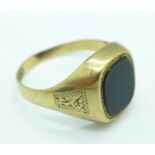 A 9ct gold and onyx ring, 4.