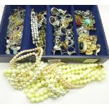 A tray of costume jewellery, ring, brooches, etc., 1.