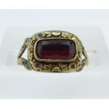A Victorian yellow metal and garnet ring, 1.