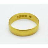 A 22ct gold ring, 3g,