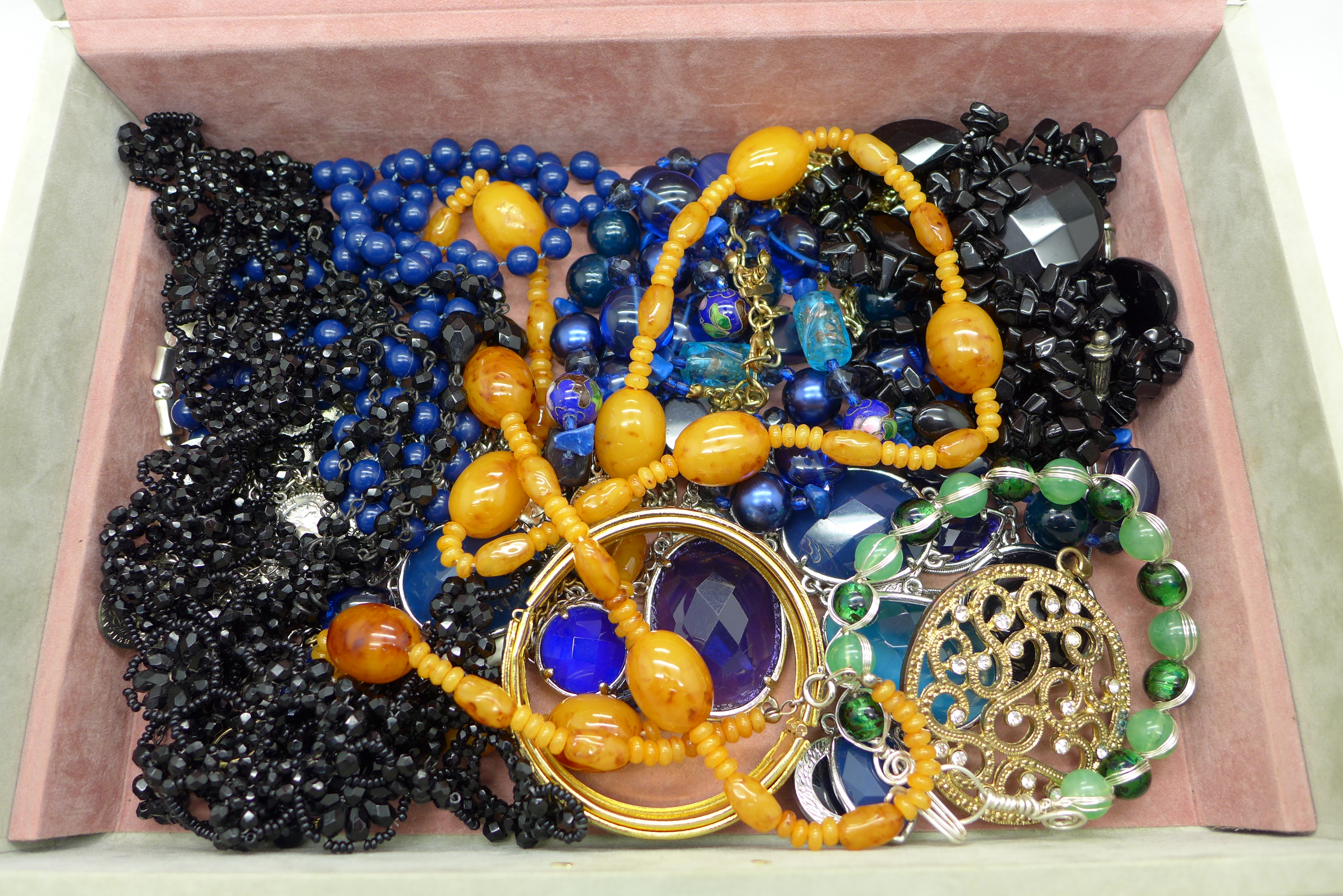 A jewellery box and contents, 1. - Image 2 of 2