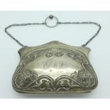 A silver Art Nouveau purse, Birmingham 1907, width 11.