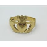 A 9ct gold claddah ring, 2.