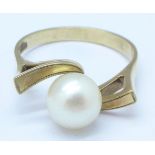 A 9ct gold and pearl ring, 2.