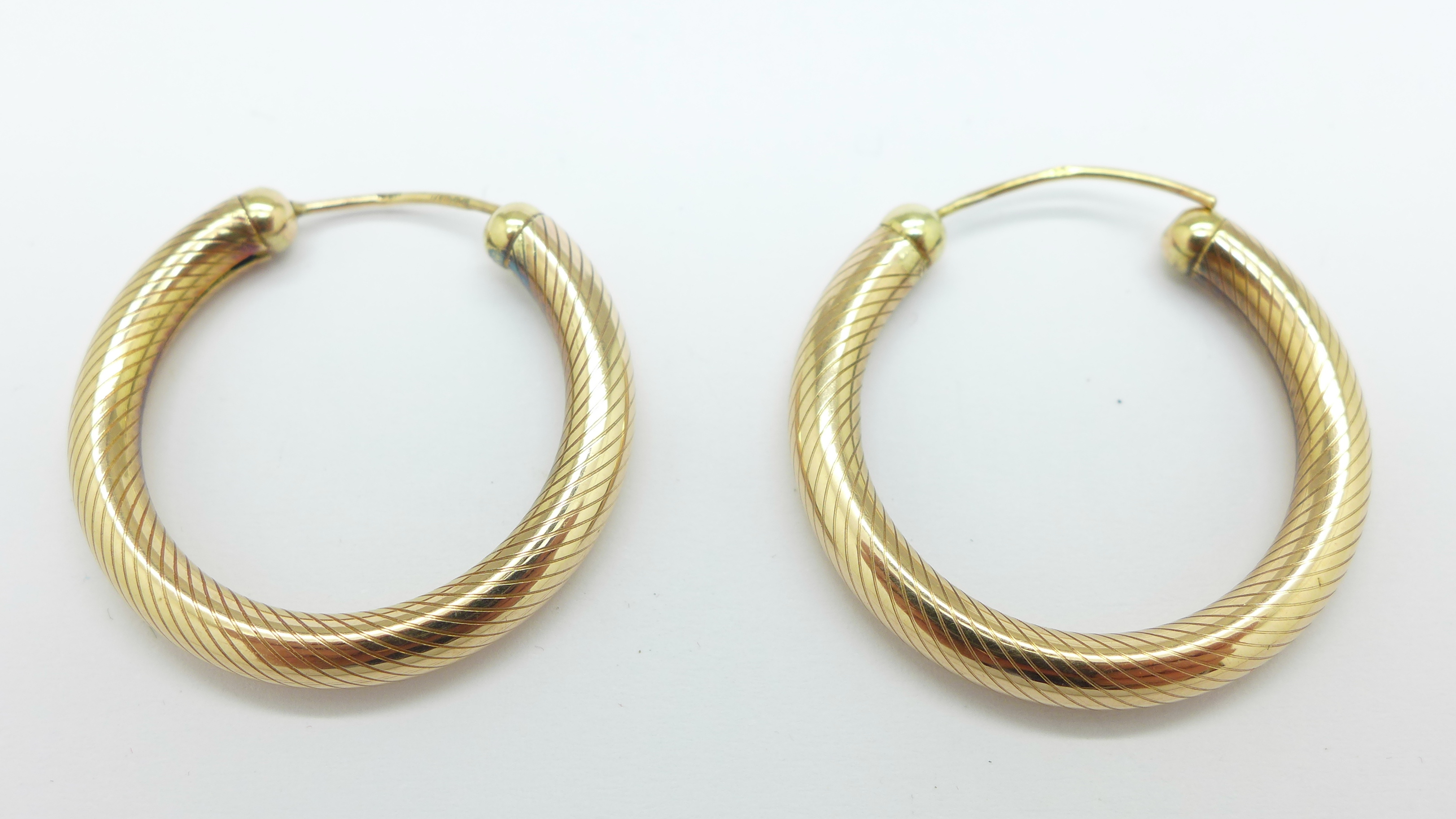 A pair of hallmarked 9ct gold earrings, 3.