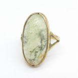 A 9ct gold and moss agate set ring, 4.