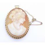 A 9ct gold cameo brooch or pendant, 7.